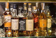 Vetrinetta con diverse tipologie e marchi di Whisky